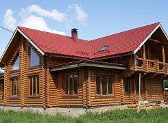 Двухэтажный деревянный дом с балконом из оцилиндрованного бревна 0 Двухэтажный деревянный дом с балконом из оцилиндрованного бревна 0