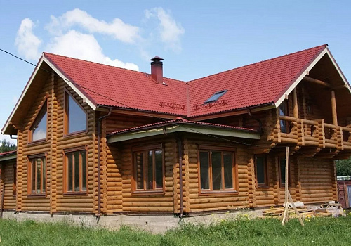 Двухэтажный деревянный дом с балконом из оцилиндрованного бревна 0 Двухэтажный деревянный дом с балконом из оцилиндрованного бревна 0